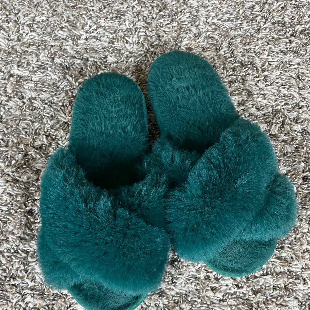 Cozy Green Women's Fuzzy Slippers
